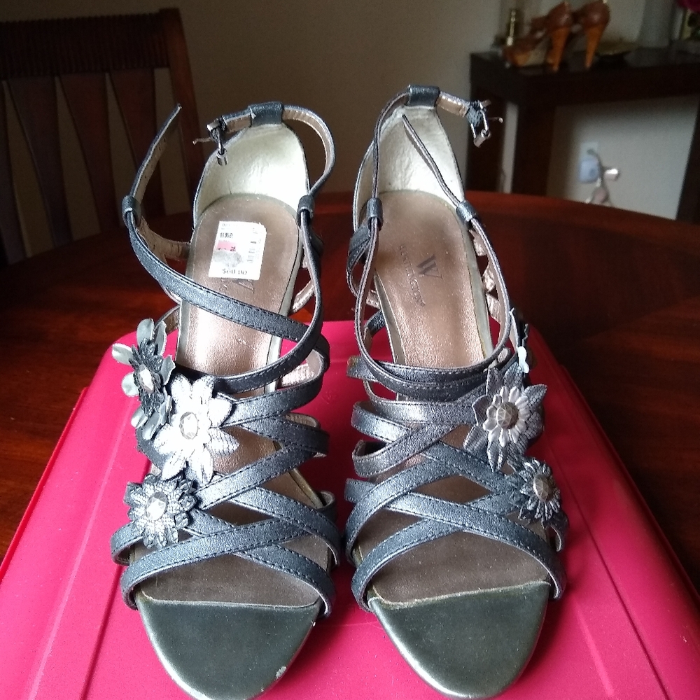 Worthington dark gray floral heel